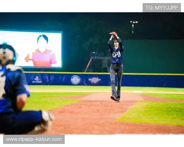 CPB联赛现“洗袜成功”趣梗,球迷为福州海侠终结深圳蓝袜连胜欢呼。 CPB联赛现“洗袜成功”趣梗,球迷为福州海侠终结深圳蓝袜连胜欢呼。